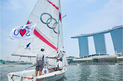 レース海面は、マリーナベイサンズ(右手の建物)の前、Marina Bay です。写真はタイチーム